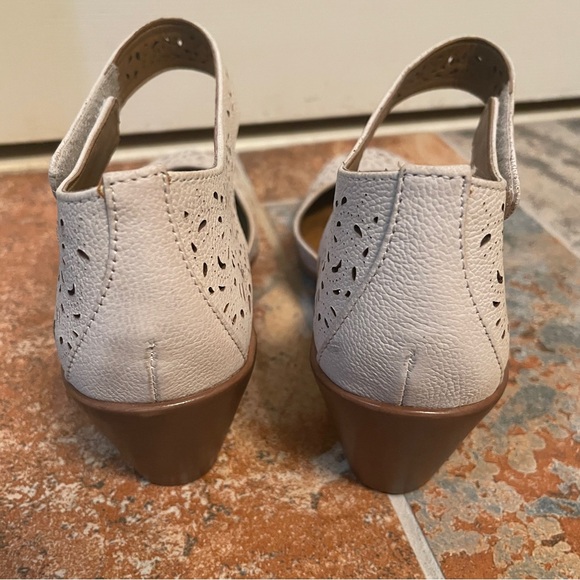 💋Gorgeous & Comfy Easy Spirit Perforated Velcro Ankle Strap Mary Jane Shoes! - Picture 5 of 13
